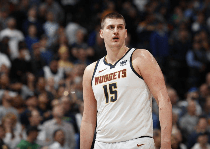  约基奇全能数据助力掘金击溃东部榜首热火  